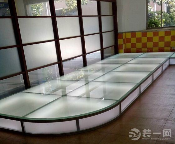 看玻璃地台装修美图 学玻璃地台设计要点及制作方法