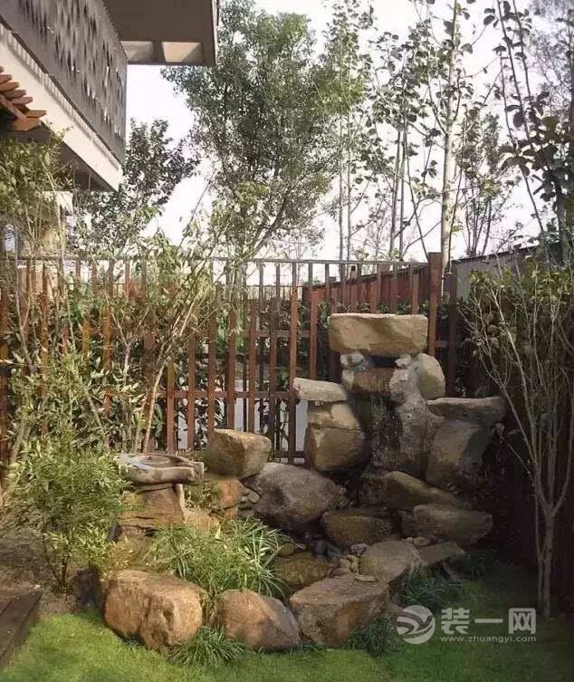 如果担心花花草草太多会有蚊虫,那就整个小院铺成水泥地面,种植几